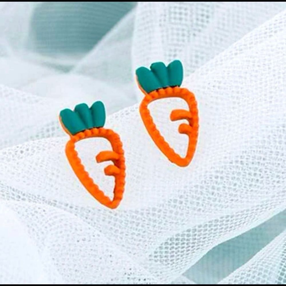 Dainty Carrot Stud Earrings